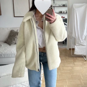 Teddyjacka - Perfekt i vår ☀️ Aldrig använd, enbart testad!   Passar både tjejer och killar 💗💙