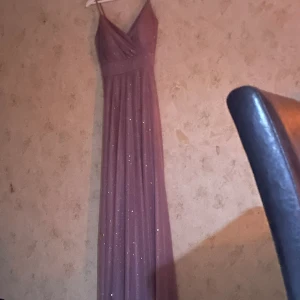 Balklänning glittrig - Köpt för 1900kr på L&S i malmö. Mer glittrig i verkligheten. Säljer jättebilligt för jag behöver pengar. Den är bara använd en gång och är i perfekt skick❤️ använd gärna köp nu