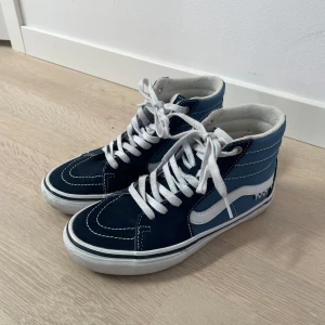 Blåa vans - Blåa höga vans. Nästan helt oanvända. I storlek 38. Pop cussion (väldigt skön sula). 