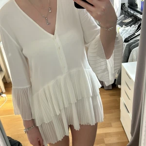 Studentklänning  - Klänning som aldrig kommit till användning, passar perfekt inför studenten!💗