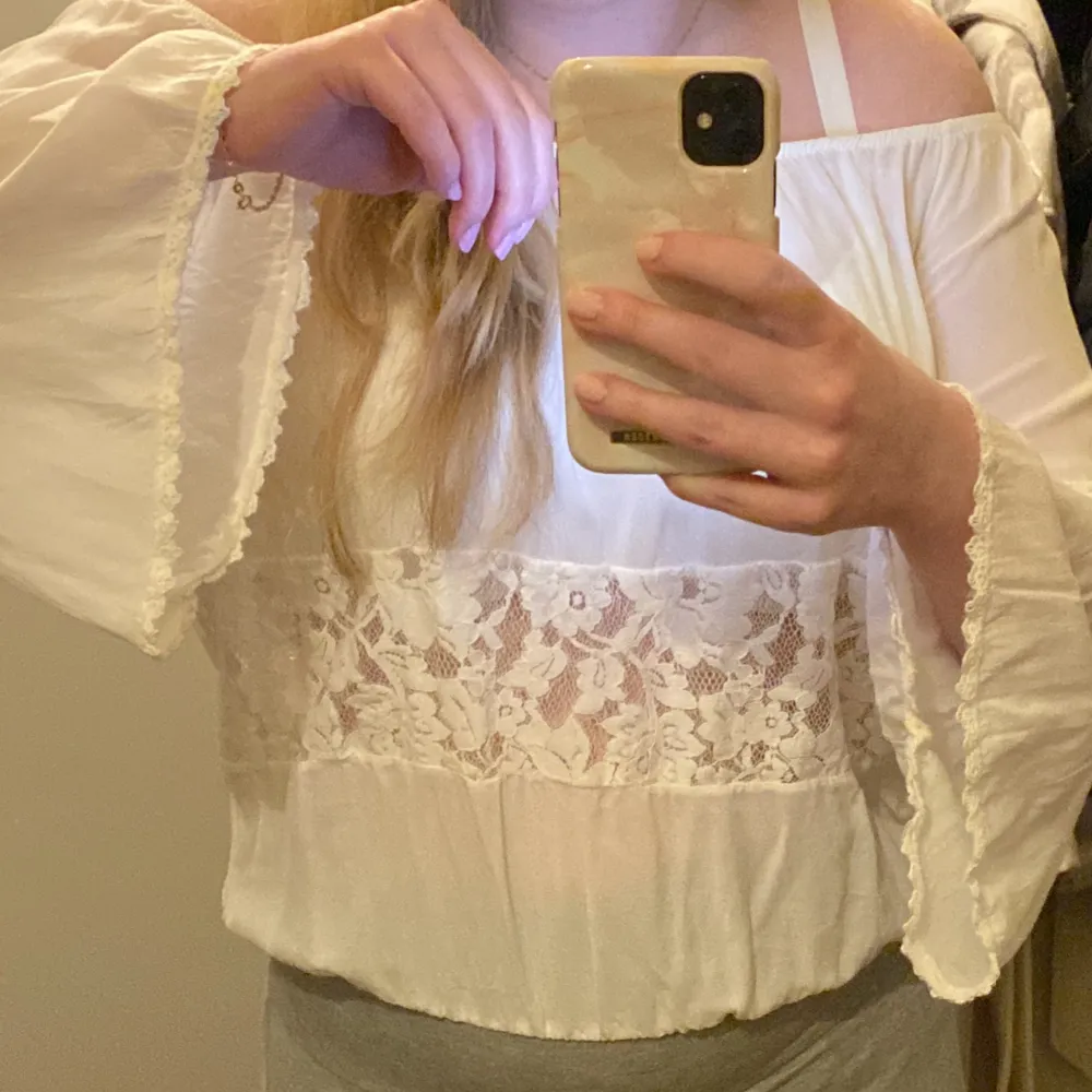 off shoulder blus med spets och vida ärmar. Står ingen storlek men passar mig som har M i klädstorlek. Använd fåtal gånger off shoulder är inte min stil. Blusar.