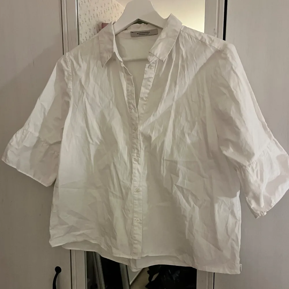 En vit kort skjorta med halvlånga ärmar från Scotch&Soda, strl står ej men skulle säga att det är en S-M!💓. Skjortor.