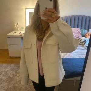 Kort kappa - Jättefin vit koppa från Vero morda! Passar perfekt till våren och sommaren.  Den är nästan helt ny, använd max två gånger och säljer den inte kommer till användning tyvärr. Pris kan diskuteras vid snabb affär!💗💗