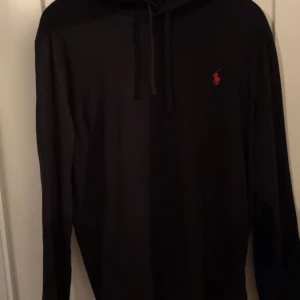 Polo hoodie - Säljer denna feta Ralph Lauren hoodien  som är perfekt inför sommaren. Skick är 10/10 och färgen svart. Bara hör av er vid funderingar!!