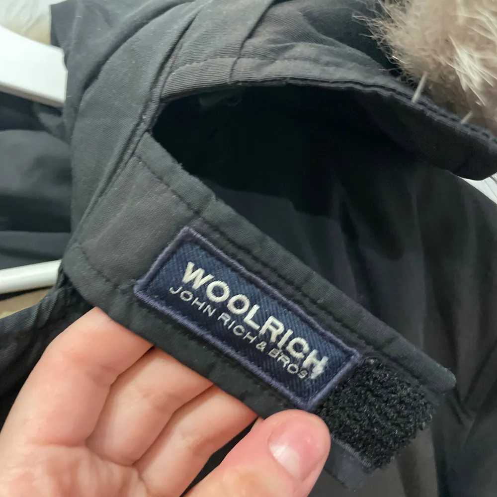 Woolrich vinterjacka. Herrmodell. Jackan är solblekt men går säkerligen att fixa. Vi har bara inte tid och ork att göra det. Annars är jackan i jättefint skick. Köpt för  cs 7000kr kvitto finns. Idag kostar en ny ca 10 000. Jackor.