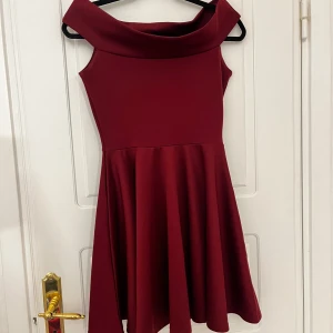 Vinröd klänning  - Använder inte