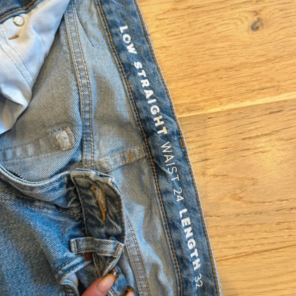 Säljer dessa lågmidjade jeansen ifrån bikbok!! . Jeans & Byxor.