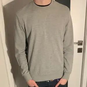 Grå Jack & Jones sweatshirt i storlek small och modellen är ca 180.  Skick 8/10 inga hål eller fläckar 