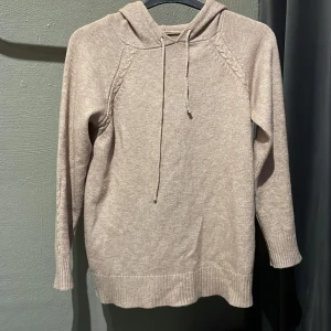 Cashmere tröja  - En nästan helt ny cashmere tröja! Den är i cirka storlek xs skulle säga den passar från 160-170. Om du har några funderingar så hör bara av dig👌