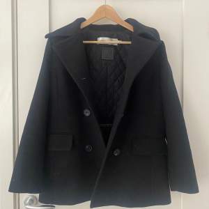 En jätte fin svart kappa från InWear i storlek 36💕 Använd en gång och är i väldigt bra skick!!
