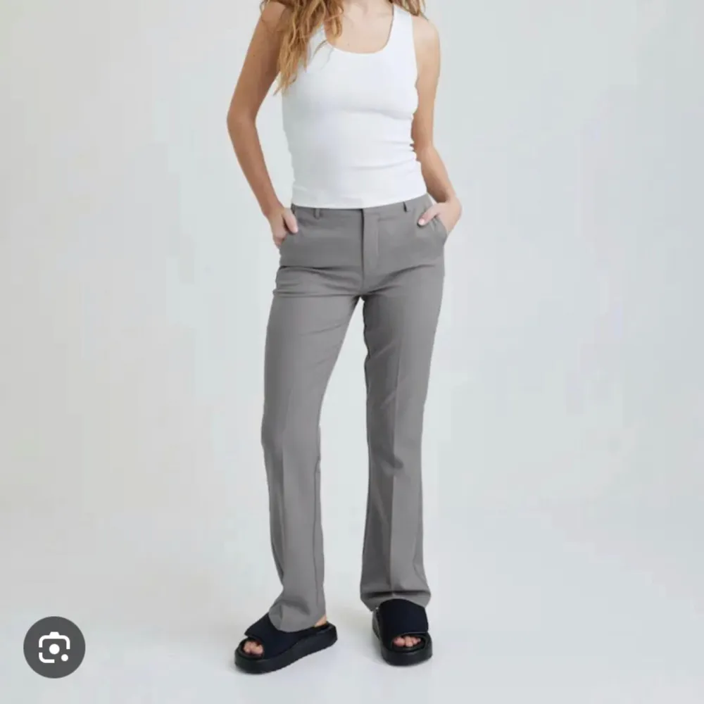 Säljer dessa superfina petite kostymbyxor från Bikbok i den kända modellen Vera. De är i storlek 40 men passar 38 eftersom att de är lite små i storlekarna. Som referens är jag 160 och bär vanligtvis storlek 38☺️🫶🏼De är så gott som nya då de ej använts. Jeans & Byxor.