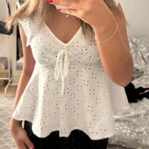 Sommarlinne  - Ett sommar linne som har använts ett fåtal gånger, super fin och passar till allt. Ser helt ny ut och är använd rätt. 💞 Passar både dig som är XS och S 
