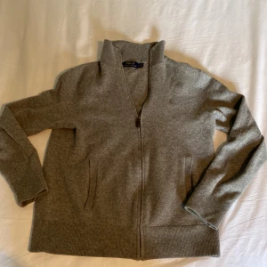 Raulph Lauren Full Zip - 9/10 Skick inga skador Det står på att den är Medium men den är mindre så den passar inte Medium utan den passar Small bättre  Vid frågor tveka inte att kontakta