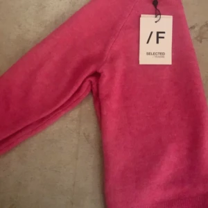 Selected femme - Helt ny, aldrig använt. Köpt för cirka 500 kr. Perfekt för sena sommarkvällar!