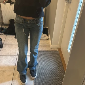 Brandy Melville Jeans - Så fina låg midjade jeans från Brandy Melville. Aldrig använda och i storlek s.