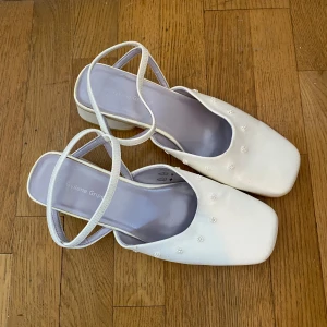 Klackskor  - Fina klackskor med söta detaljer🌸köpta secondhand! Fint skick! Frakt tillkommer