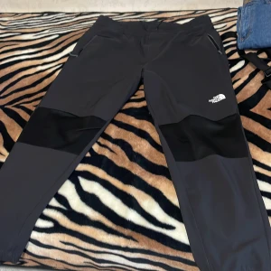 The north face byxor  - The north face byxor i svart färg 10/10 skick använd fåtal gånger. Jätte sköna och ha på sig. Man är väldigt rörlig i dom. Passar även XL