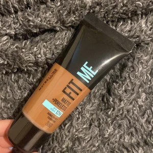 FitMe  - Foundation från maybelline i färgen 360, funkar även som kram bronser 