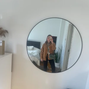 Brun manchester jacka från Zara - Jättefin Jacka från Zara. Den är i stoleken S och är i Manchester tyg.  Den är jag inga fläckar och är använd fåtal gånger. 