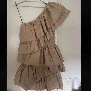 Beige volang klänning - Jätte fin beige volang klänning i storlek s. Super bra skick inga defekter. det finns en dragkedja på sidan av klänningen så att man lätt kan få på sig den💕Från hm