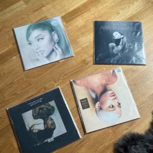 Säljer fyra vinyler från ariana grande. Den vita vinylen är sällsynt så den säljs dyrare än de tre andra! skriv privat för pris.