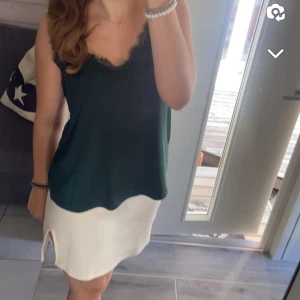 Kortkjol - Vit ribbad minikjol med slits. Den är i nyskick. Köpt på Bershka förra året men är inte använd mer än fem gånger. 💗 kan tänka mig att sälja den billigare!!