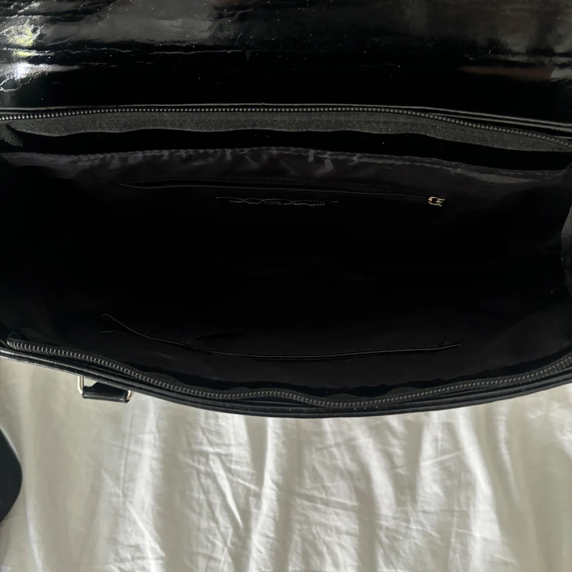 Svart handväska i lack - 91