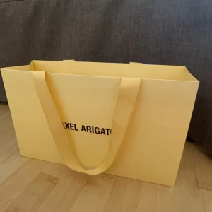 Axel arigatos clean 90 zip - Hej, nu säljer jag mina arigatos då de inte passar mig längre, köpte dom i Axel arigato butiken i Göteborg förra sommaren, de är i storlek 41 men de passar 42, köpte dom för 2500, skick 9/10