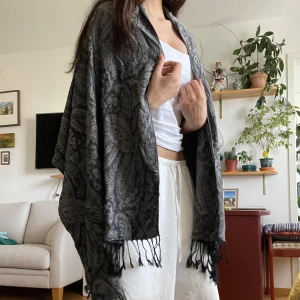 Grå sjal från Marocko - Sjal silver/grå från Marocko. Kan användas som på bild eller även för hår. Mjuk och är gjord av bomull.