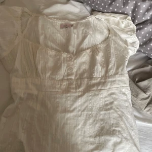 Topp - Trendig topp från Nelly som jag tycker sitter lite för stort på mig och det är därför jag säljer😊använd en gång och finns fler bilder jag kan skicka💕