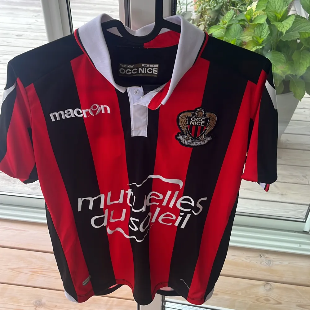 Balotelli OGC Nice tröja från säsongen 2016/2017. Storlek S. Köpt i Nice Klubbshopp i Nice. Hör gärna av dig vid fler frågor! Öppen för prisförslag  . Sportswear.