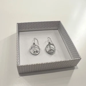 Silver peace örhängen - Bra skick