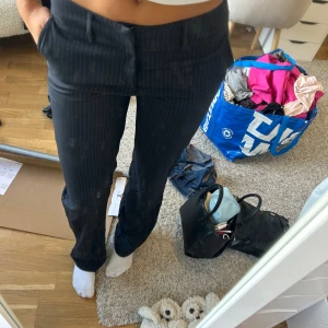 Madlady kostymbyxor  - Mid Waist Kostymbyxor - Gwen Navy Pinstripe, endast testade. Nypris: 649kr mitt pris: 300kr 💓 Jag är 180 och byxorna går i marken