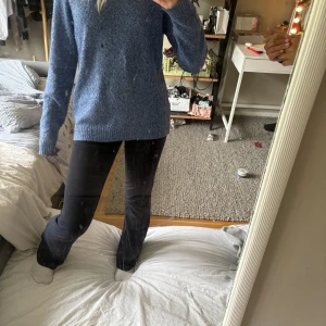 En blå stickad tröja💕💕 - Denna tröjan är så mysig och skön och kommer från vero Moda, köpt för 249💕 jag säljer den för den inte kommer till andvändning💕kontakta om du är intresserad💕