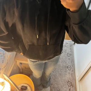 Svart hoodie  - Säljer denna svarta hoodie än kommer inte till användning längre ör i storlek xs💗