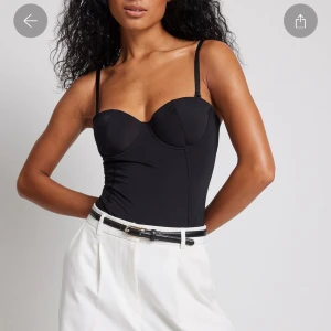Topp nakd - Säljer denna snygga svarta body eftersom den tyvärr var förliten för mig. Slutsåld på hemsidan, köpt för 120kr