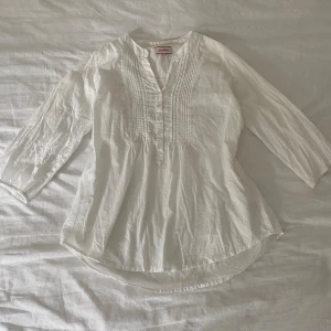 Vit blus - Använd få gånger och i bra skick Storlek 38