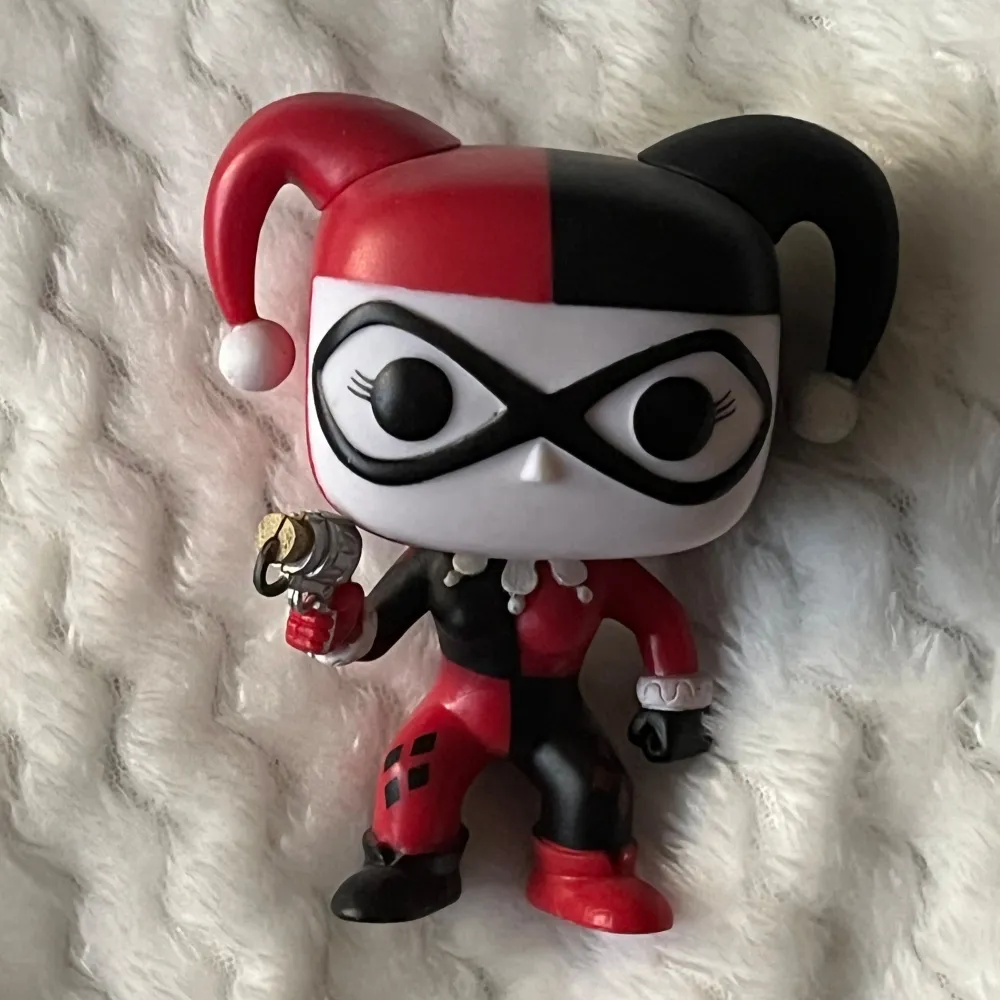 Jättesöt Harley Quinn Funko!! Har stått som prydnad ett par år men oskadad, boxen finns tyvärr inte kvar 🫧 60 kr + frakt, tar bara köp nu!. Övrigt.