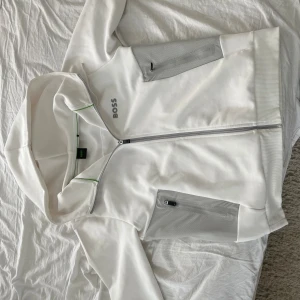 hugo boss zip🤩 - hej, säljer denna riktigt snygga hugo boss zip för den inte kommer till användning. Den är i topp skick och köpt från urban modern för 2200kr.