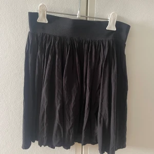 Kjol - Simpel men fin svart kjol. Säljer då den ej kommer till användning. Pris kan diskuteras och skicka om frågor eller fler bilder💖