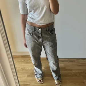 Grå jeans - Säljer nu mina Grå jeans från Gina Tricot, osäker på vilken modell men de är raka i benen och midrise. Storlek 42 men passar en 38/40 med🤍  (benen ser smalare ut på bild)