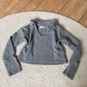 Stickad tröja - Super söt grå stickad tröja från bershka. Helt oanvänd, super mjuk.