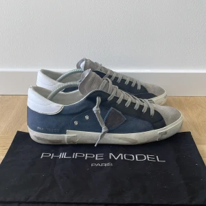 Philippe model - Säljer nu ett par riktigt fräscha Philippe models i nästan nyskick! Storlek 45 men jag skulle säga att dem passar 44 också. Endast dustbagen medföljer! Hör av er vid minsta fråga!!