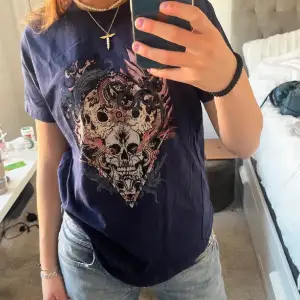 Så cool t-shirt från zadig. Superbra skick. Köpt på plick. Lånade bilder från förra ägaren💗