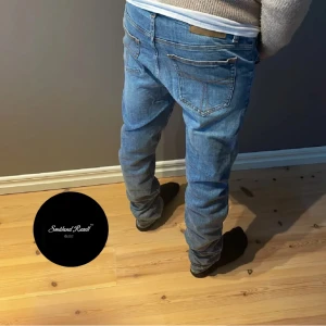 Tiger of Sweden jeans - Säljer ett par feta Tiger of Sweden jeans av model ”Leon” i stetch👖Storlek: 31/34 | Skick: Helt nya | Pris: 499 kr | Modellen på bilden är 185 för referens | Skriv vid minsta fundering