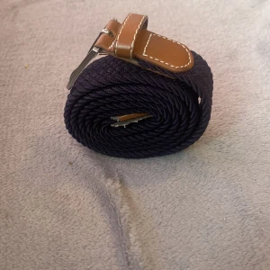 Flätat bälte - Ett väldigt fint bälte och en ovanlig färg. Pris går att diskutera