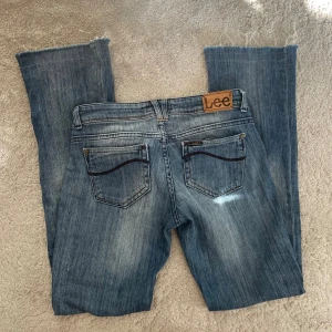 Lowwaist jeans - Säljer dessa skitsnygga Lowwaist jeans från Lee!! De sista bilden för att se hur låga de är. Storlek 27/34