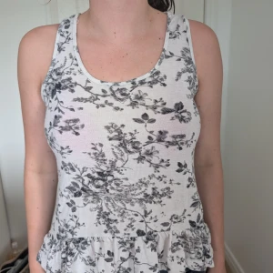 Topp med blommigt möster - Ok skick, lätt och skön under sommaren!