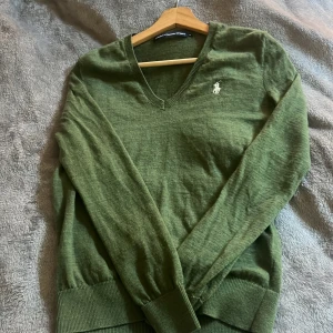 ralph lauren stickad tröja💚🤍 - jätte söt stickad tröja från ralph lauren (äkta) som inte kommer till användning. storlek M men passar S mer. jätte söt nu till hösten. inga defekter eller så. kontakta vid minsta fundering. mera bilder kan jag skicka ifall man är intresserad! 💓