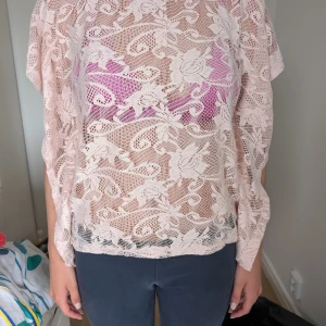 Ljusrosa spetstopp - Bra skick! Fin design🌸